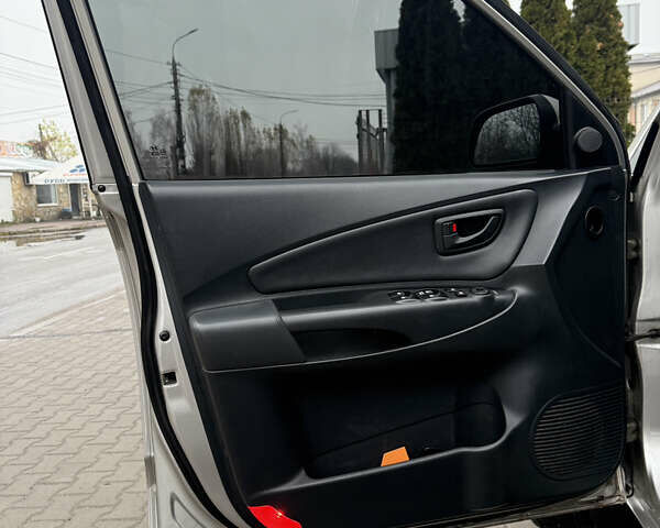 Серый Хендай Туксон, объемом двигателя 1.98 л и пробегом 193 тыс. км за 6500 $, фото 10 на Automoto.ua