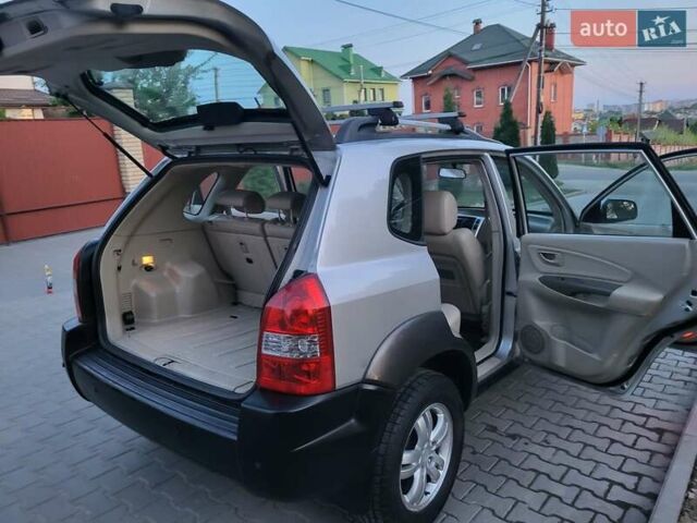 Серый Хендай Туксон, объемом двигателя 2 л и пробегом 257 тыс. км за 7800 $, фото 70 на Automoto.ua