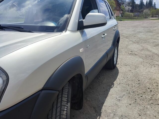 Сірий Хендай Туксон, об'ємом двигуна 2 л та пробігом 248 тис. км за 7199 $, фото 5 на Automoto.ua