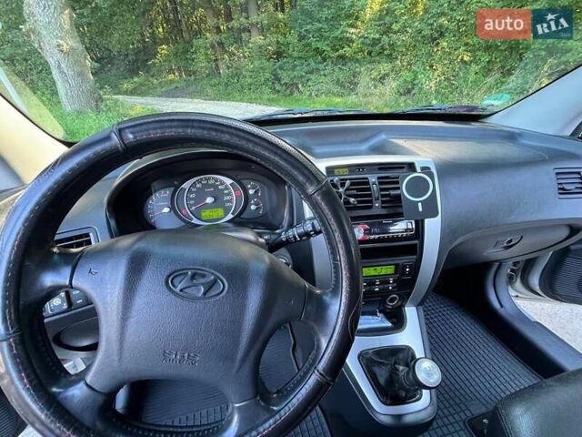 Сірий Хендай Туксон, об'ємом двигуна 1.98 л та пробігом 261 тис. км за 7200 $, фото 10 на Automoto.ua
