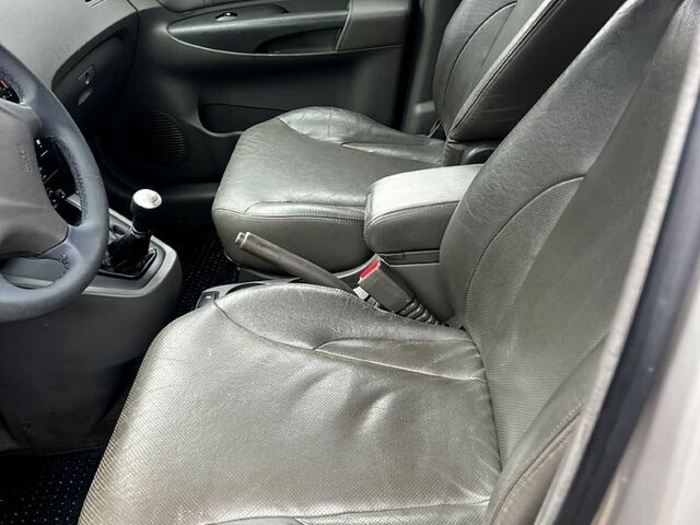 Серый Хендай Туксон, объемом двигателя 2 л и пробегом 228 тыс. км за 8000 $, фото 8 на Automoto.ua