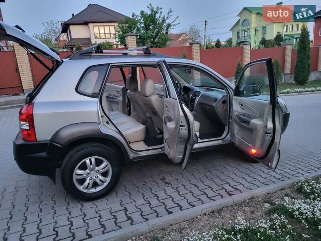 Серый Хендай Туксон, объемом двигателя 2 л и пробегом 257 тыс. км за 7800 $, фото 72 на Automoto.ua