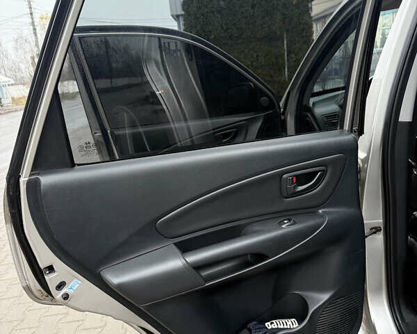 Серый Хендай Туксон, объемом двигателя 1.98 л и пробегом 193 тыс. км за 6500 $, фото 7 на Automoto.ua