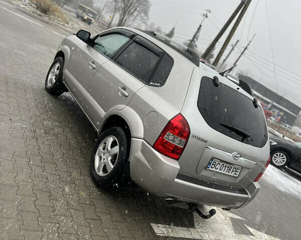 Сірий Хендай Туксон, об'ємом двигуна 1.99 л та пробігом 252 тис. км за 6700 $, фото 10 на Automoto.ua