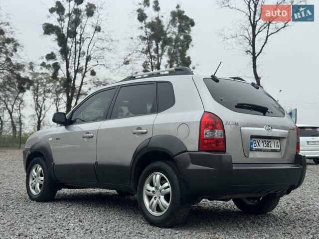 Серый Хендай Туксон, объемом двигателя 1.98 л и пробегом 241 тыс. км за 7000 $, фото 24 на Automoto.ua