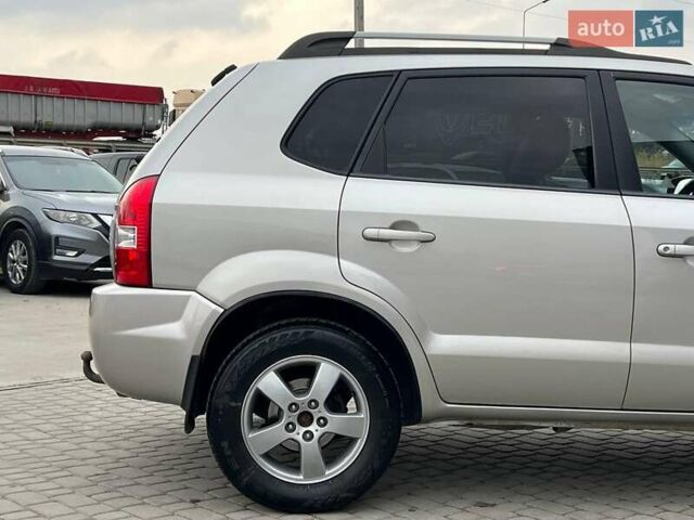 Серый Хендай Туксон, объемом двигателя 2 л и пробегом 263 тыс. км за 7440 $, фото 7 на Automoto.ua