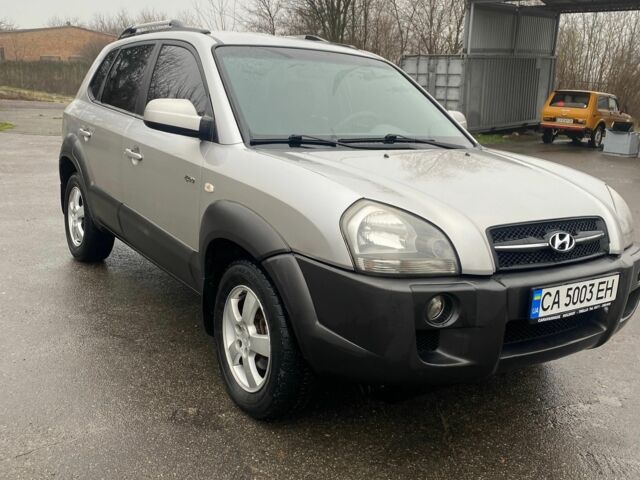 Серый Хендай Туксон, объемом двигателя 2 л и пробегом 189 тыс. км за 6700 $, фото 2 на Automoto.ua