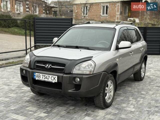 Серый Хендай Туксон, объемом двигателя 1.98 л и пробегом 252 тыс. км за 6950 $, фото 3 на Automoto.ua