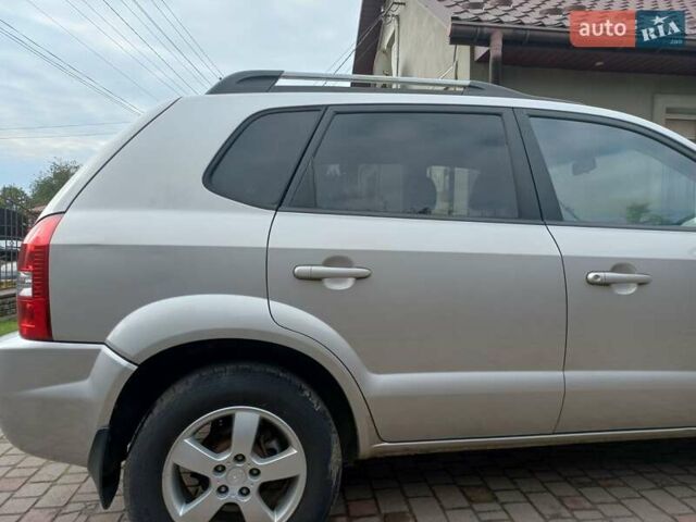 Сірий Хендай Туксон, об'ємом двигуна 2 л та пробігом 224 тис. км за 6400 $, фото 4 на Automoto.ua