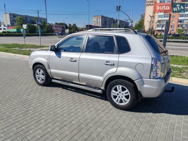 Сірий Хендай Туксон, об'ємом двигуна 2 л та пробігом 191 тис. км за 6500 $, фото 3 на Automoto.ua