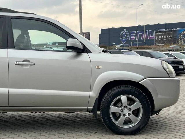 Сірий Хендай Туксон, об'ємом двигуна 2 л та пробігом 263 тис. км за 7440 $, фото 9 на Automoto.ua