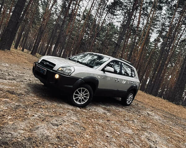 Сірий Хендай Туксон, об'ємом двигуна 1.98 л та пробігом 186 тис. км за 8200 $, фото 11 на Automoto.ua