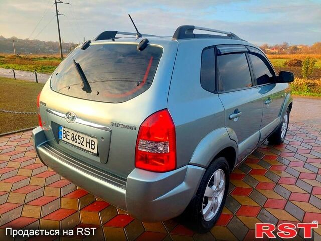Серый Хендай Туксон, объемом двигателя 2 л и пробегом 175 тыс. км за 6250 $, фото 3 на Automoto.ua