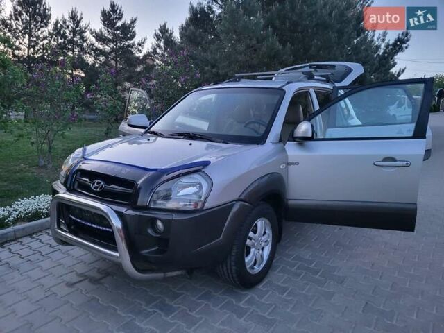 Серый Хендай Туксон, объемом двигателя 2 л и пробегом 257 тыс. км за 7800 $, фото 79 на Automoto.ua