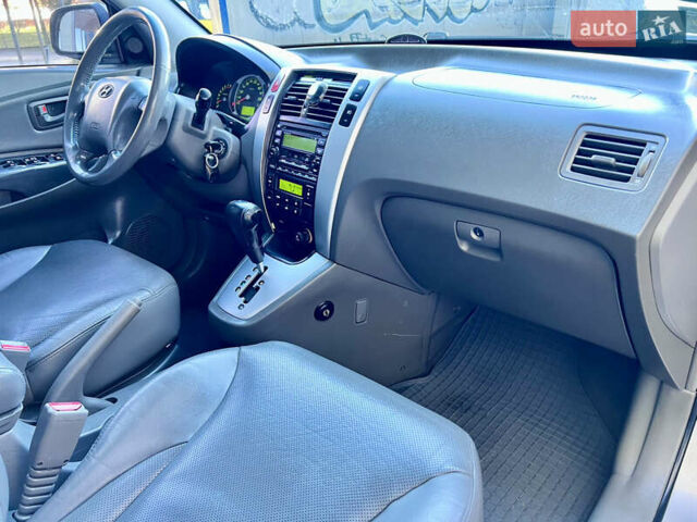 Сірий Хендай Туксон, об'ємом двигуна 2 л та пробігом 215 тис. км за 7350 $, фото 48 на Automoto.ua