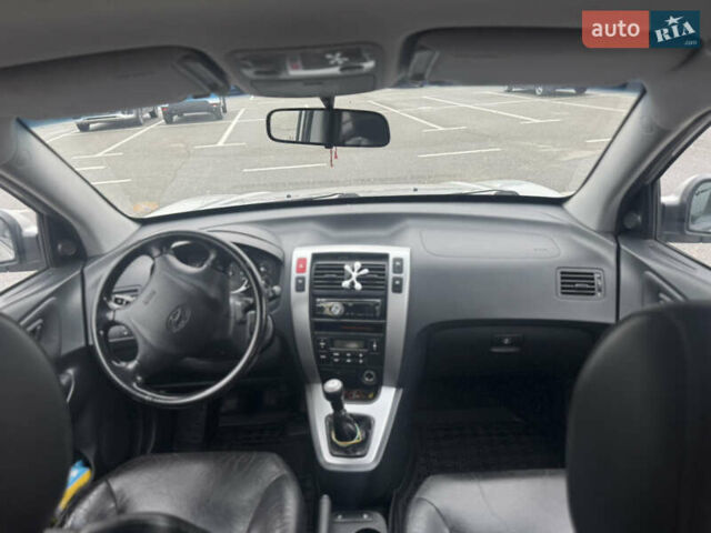 Серый Хендай Туксон, объемом двигателя 1.98 л и пробегом 175 тыс. км за 7800 $, фото 13 на Automoto.ua