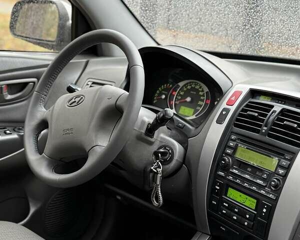Хендай Туксон 2006 в Киеве на Automoto.ua Серый Хендай Туксон, объемом двигателя 1.98 л и пробегом 198 тыс. км за 7100 $, фото 27 на Automoto.ua