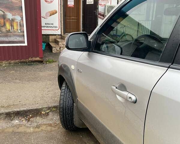 Серый Хендай Туксон, объемом двигателя 1.98 л и пробегом 252 тыс. км за 6199 $, фото 9 на Automoto.ua