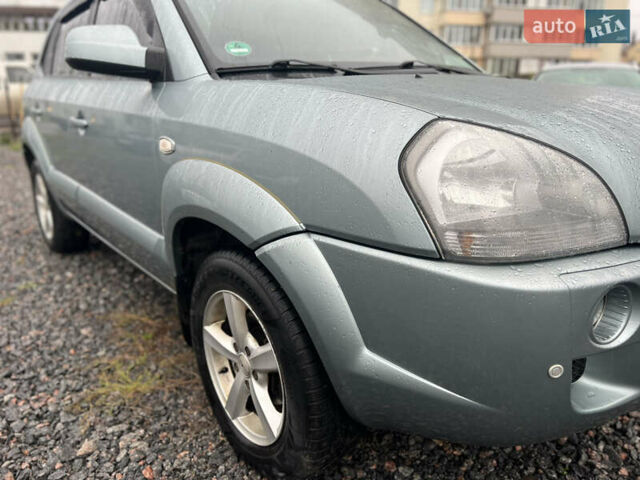 Серый Хендай Туксон, объемом двигателя 1.98 л и пробегом 253 тыс. км за 7650 $, фото 9 на Automoto.ua