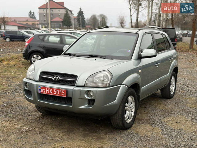 Серый Хендай Туксон, объемом двигателя 2 л и пробегом 231 тыс. км за 6999 $, фото 3 на Automoto.ua