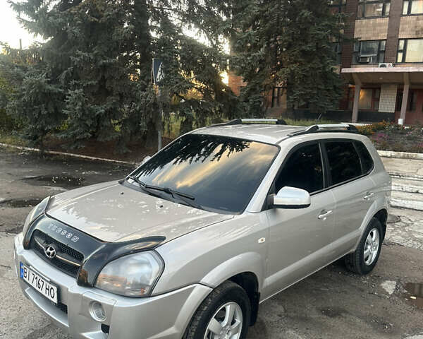 Серый Хендай Туксон, объемом двигателя 1.98 л и пробегом 220 тыс. км за 7800 $, фото 6 на Automoto.ua