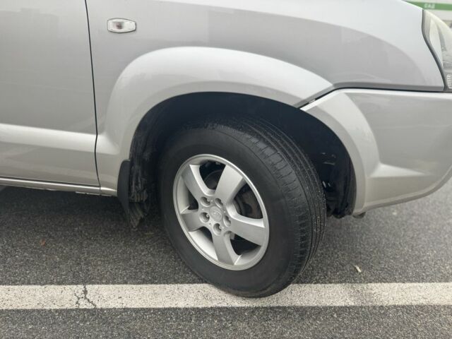 Серый Хендай Туксон, объемом двигателя 2 л и пробегом 176 тыс. км за 7300 $, фото 2 на Automoto.ua