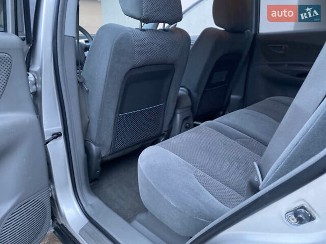 Сірий Хендай Туксон, об'ємом двигуна 2 л та пробігом 105 тис. км за 6990 $, фото 19 на Automoto.ua