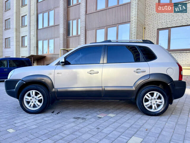 Сірий Хендай Туксон, об'ємом двигуна 2 л та пробігом 215 тис. км за 7350 $, фото 11 на Automoto.ua