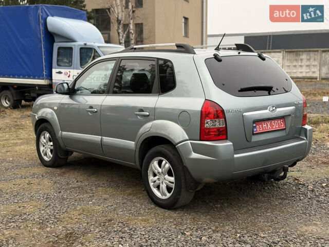 Серый Хендай Туксон, объемом двигателя 2 л и пробегом 231 тыс. км за 6999 $, фото 1 на Automoto.ua