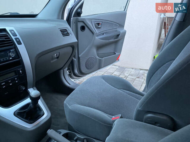 Сірий Хендай Туксон, об'ємом двигуна 2 л та пробігом 105 тис. км за 6990 $, фото 15 на Automoto.ua