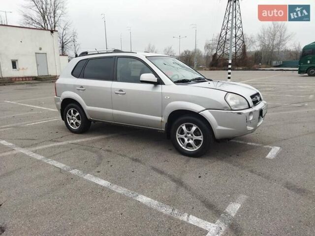 Серый Хендай Туксон, объемом двигателя 1.98 л и пробегом 278 тыс. км за 5300 $, фото 1 на Automoto.ua