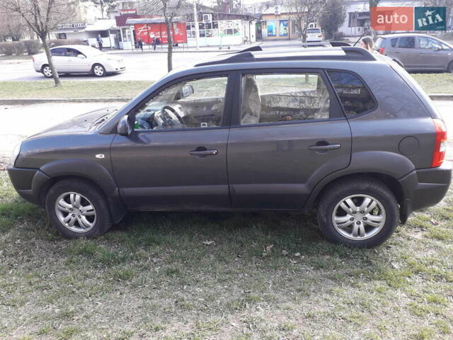 Сірий Хендай Туксон, об'ємом двигуна 2 л та пробігом 304 тис. км за 7500 $, фото 3 на Automoto.ua
