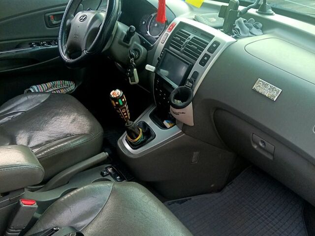 Сірий Хендай Туксон, об'ємом двигуна 2 л та пробігом 300 тис. км за 7000 $, фото 3 на Automoto.ua