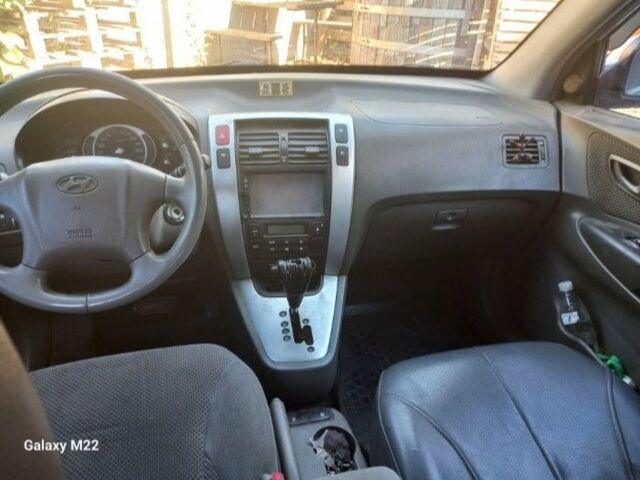 Серый Хендай Туксон, объемом двигателя 2 л и пробегом 234 тыс. км за 8200 $, фото 2 на Automoto.ua