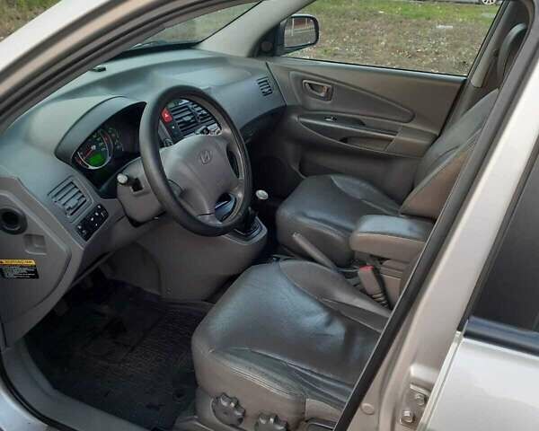 Серый Хендай Туксон, объемом двигателя 1.98 л и пробегом 164 тыс. км за 7300 $, фото 6 на Automoto.ua