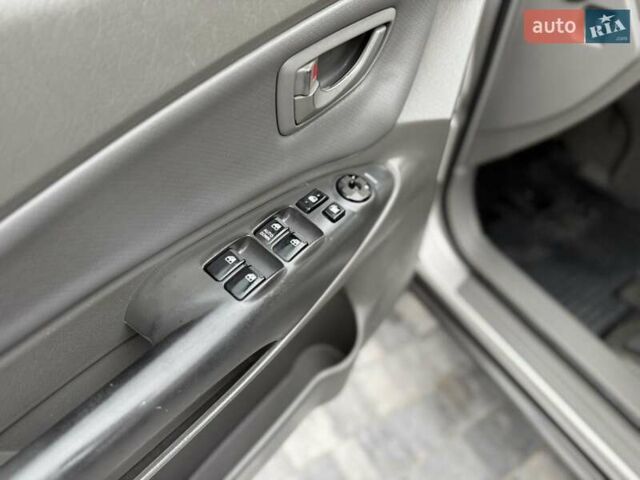 Серый Хендай Туксон, объемом двигателя 1.98 л и пробегом 252 тыс. км за 6950 $, фото 15 на Automoto.ua