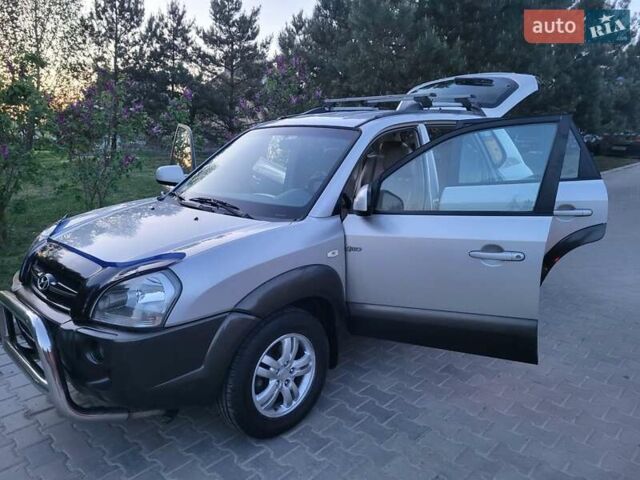Серый Хендай Туксон, объемом двигателя 2 л и пробегом 257 тыс. км за 7800 $, фото 81 на Automoto.ua