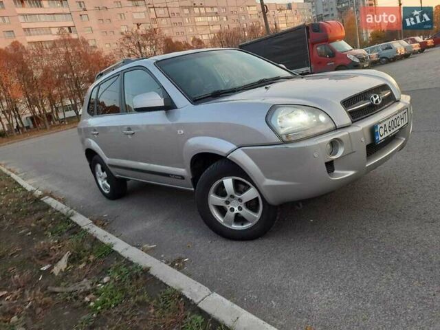 Серый Хендай Туксон, объемом двигателя 1.98 л и пробегом 164 тыс. км за 7300 $, фото 4 на Automoto.ua