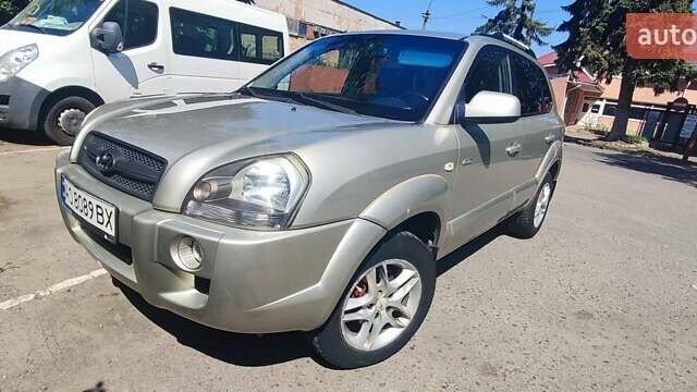 Сірий Хендай Туксон, об'ємом двигуна 2 л та пробігом 297 тис. км за 7300 $, фото 2 на Automoto.ua