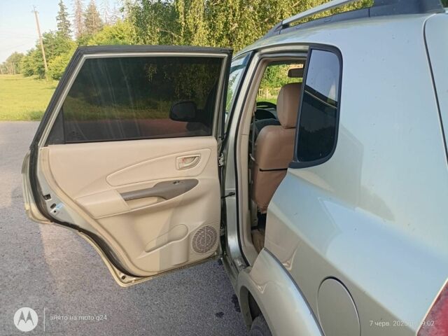 Сірий Хендай Туксон, об'ємом двигуна 2 л та пробігом 270 тис. км за 7000 $, фото 9 на Automoto.ua