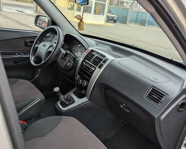 Сірий Хендай Туксон, об'ємом двигуна 2 л та пробігом 251 тис. км за 6999 $, фото 17 на Automoto.ua