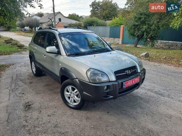 Сірий Хендай Туксон, об'ємом двигуна 2 л та пробігом 197 тис. км за 7800 $, фото 3 на Automoto.ua