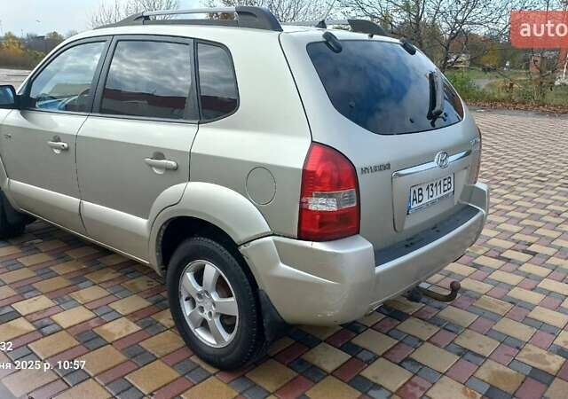 Серый Хендай Туксон, объемом двигателя 1.99 л и пробегом 303 тыс. км за 6500 $, фото 4 на Automoto.ua