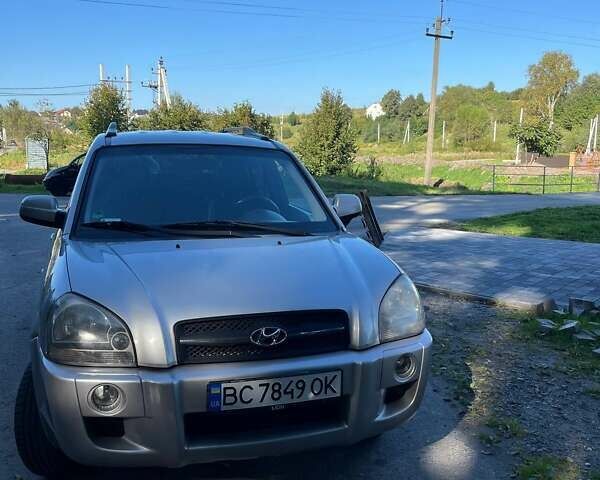 Сірий Хендай Туксон, об'ємом двигуна 1.98 л та пробігом 261 тис. км за 7200 $, фото 1 на Automoto.ua