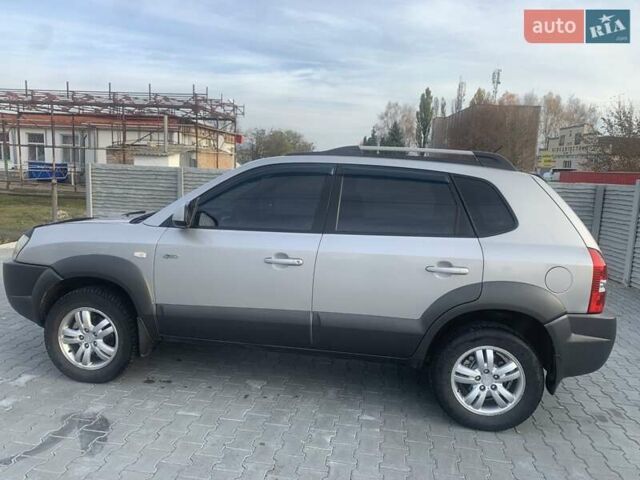 Серый Хендай Туксон, объемом двигателя 1.98 л и пробегом 215 тыс. км за 7500 $, фото 2 на Automoto.ua