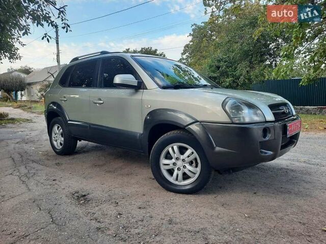 Сірий Хендай Туксон, об'ємом двигуна 2 л та пробігом 197 тис. км за 7800 $, фото 2 на Automoto.ua