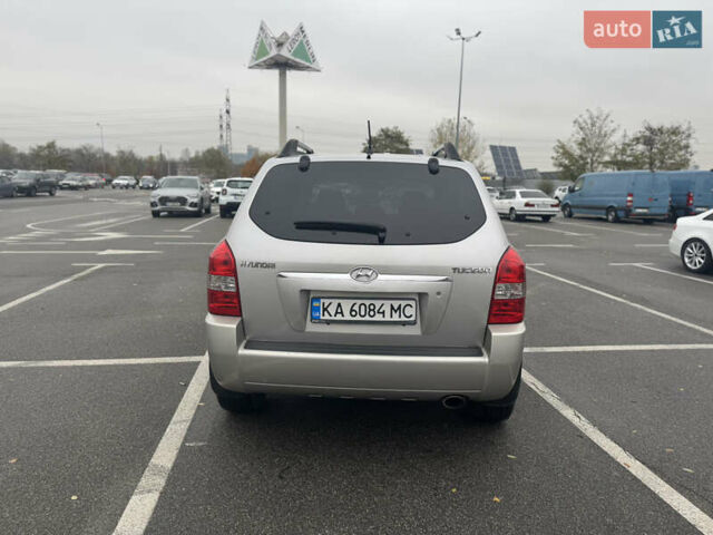Серый Хендай Туксон, объемом двигателя 1.98 л и пробегом 175 тыс. км за 7800 $, фото 6 на Automoto.ua