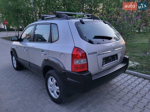 Серый Хендай Туксон, объемом двигателя 2 л и пробегом 257 тыс. км за 7800 $, фото 44 на Automoto.ua