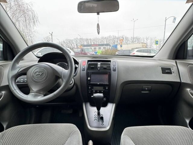 Сірий Хендай Туксон, об'ємом двигуна 2 л та пробігом 240 тис. км за 7500 $, фото 8 на Automoto.ua