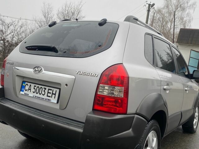 Серый Хендай Туксон, объемом двигателя 2 л и пробегом 189 тыс. км за 6700 $, фото 3 на Automoto.ua